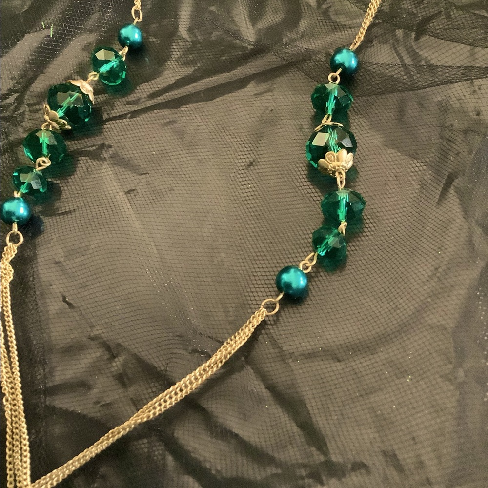 beautiful vintage long necklace with emerald green stones.